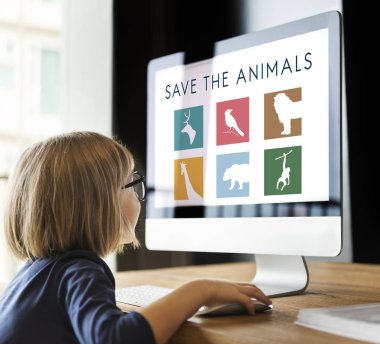 bilgisayar kullanan küçük kız