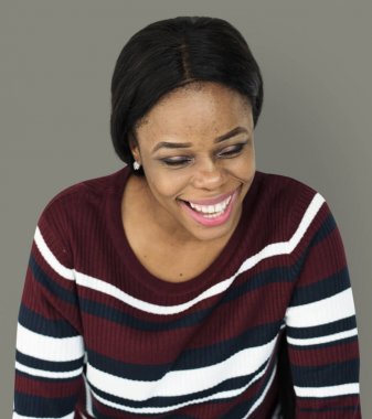 Afrikalı kadın stüdyoda poz