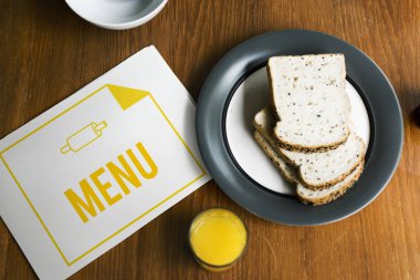 plaka üzerinde meyve suyu ve ekmek dilimleri