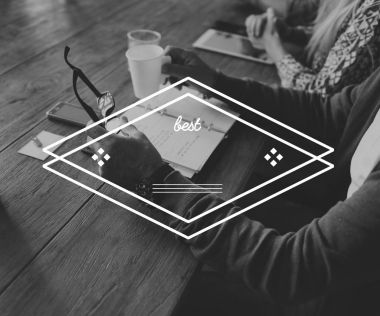 ahşap masada çalışan insanlar