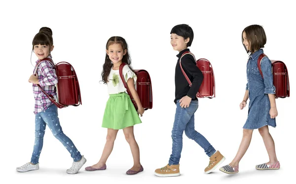 Sırt çantaları ile yürüme çocuklar — Stok fotoğraf