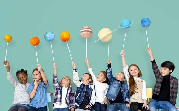 Niños sosteniendo el sistema solar — Foto de Stock