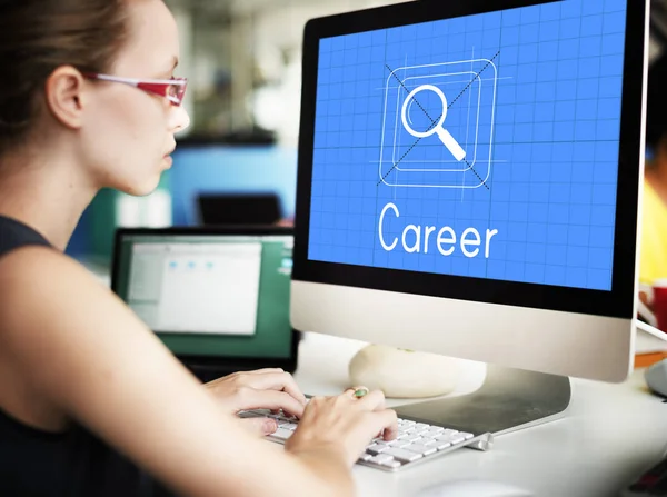 Businesswoman working on computer — Stock Photo, Image