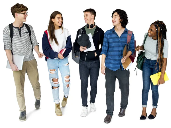 Elever som går med väskor — Stockfoto