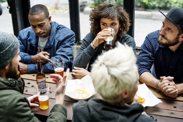 Люди насолодитися їжею і напоями на вечірці — стокове фото