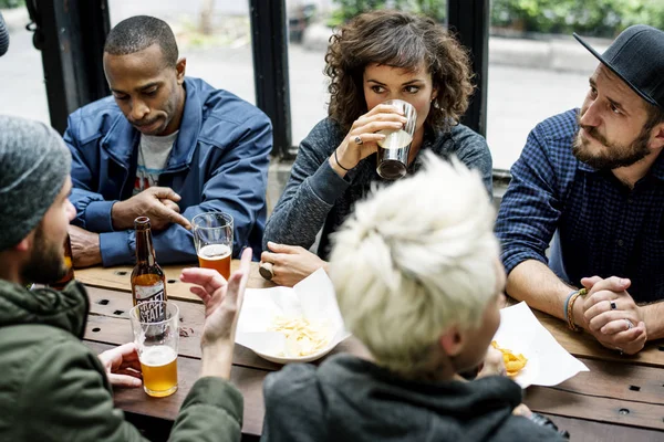 Le persone godono di cibo e bevande alla festa — Foto Stock