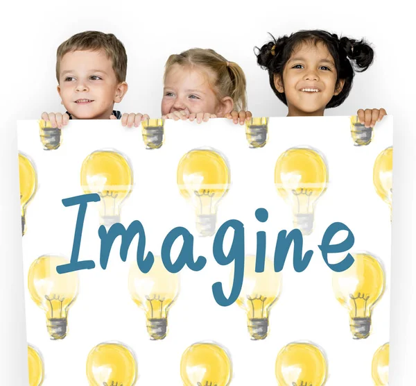 Çocuk afişini saklanıyor