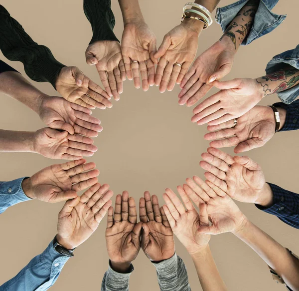 Människohänder tillsammans i cirkel — Stockfoto