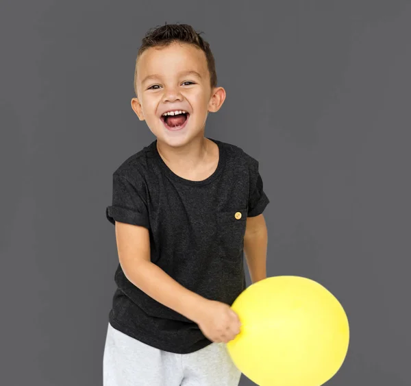 Jongen met gele ballon — Stockfoto