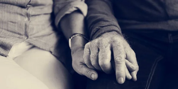 Sénior casal segurando as mãos — Fotografia de Stock