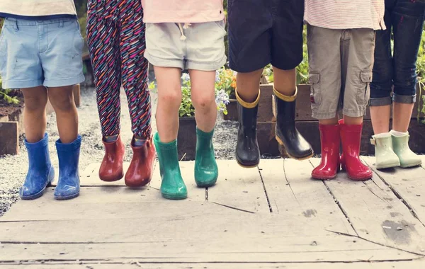 Crianças usando botas de borracha — Fotografia de Stock