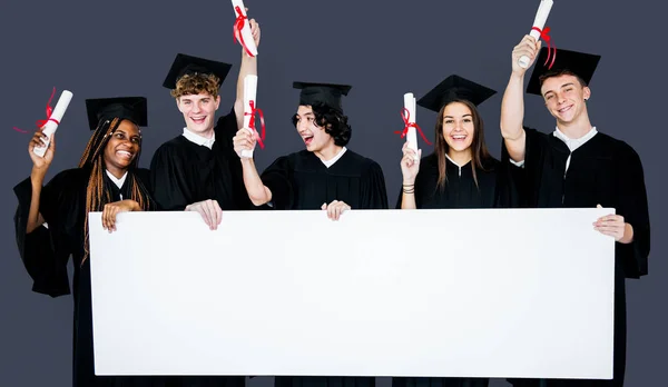 Estudiantes sosteniendo banner —  Fotos de Stock