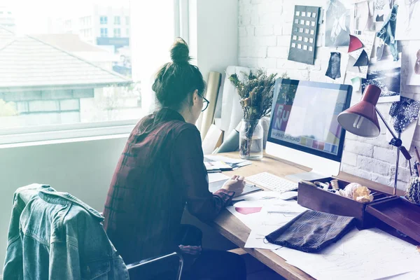 Diseñador trabajando en taller — Foto de Stock