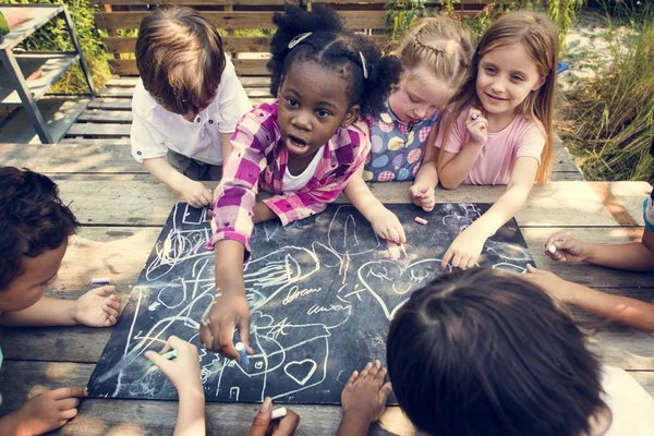 Yazı tahtası üzerinde çizim çocuk grup — Stok fotoğraf