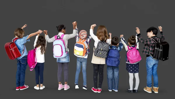Παιδιά σχολικής ηλικίας που στέκεται σε μια σειρά — Φωτογραφία Αρχείου