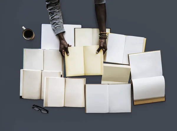 Mãos da pessoa africana com livros — Fotografia de Stock