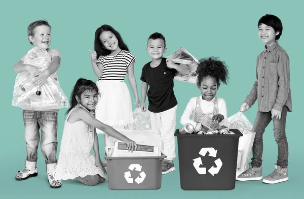 Дети с отходами для переработки — стоковое фото