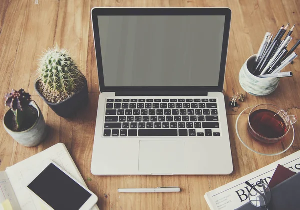 Open de laptop op de tafel — Stockfoto