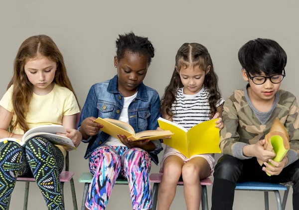 Niños leyendo libros — Foto de Stock