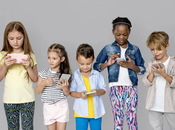 Kinder nutzen Smartphones — Stockfoto