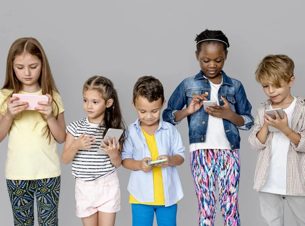 Niños usando teléfonos inteligentes —  Fotos de Stock