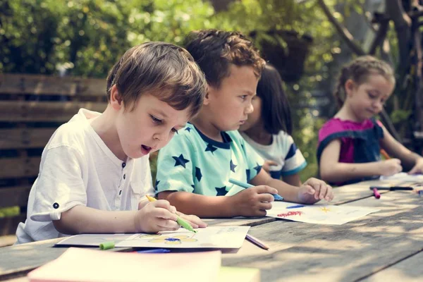 Kalemle çizim yapan çocuklar — Stok fotoğraf