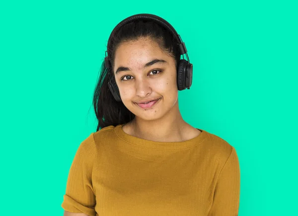 Flicka lyssnar musik genom hörlurar — Stockfoto