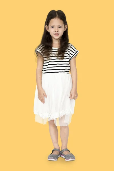 Девушка в полосатой футболке и юбке — стоковое фото