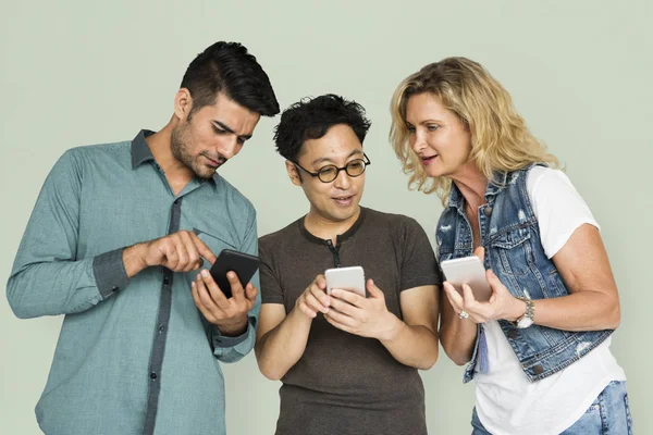 Erwachsene nutzen Smartphones — Stockfoto
