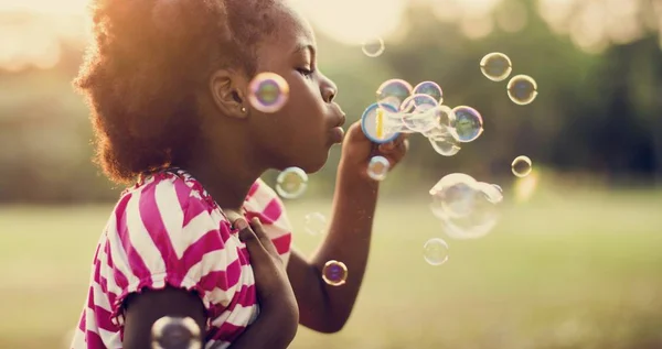 Девушка играет пузыри — стоковое фото