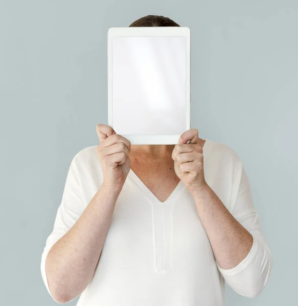 Donna che copre il viso — Foto Stock