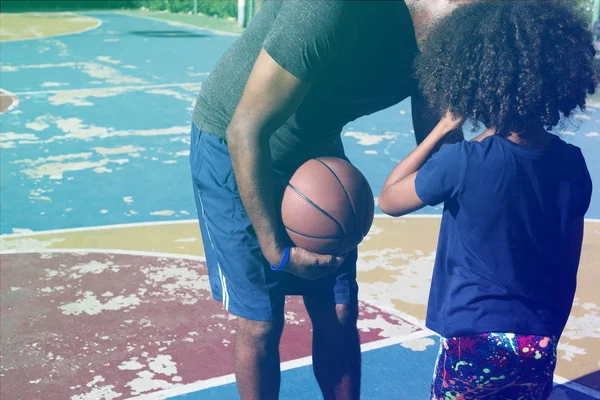 Padre jugando baloncesto con hija — Foto de Stock