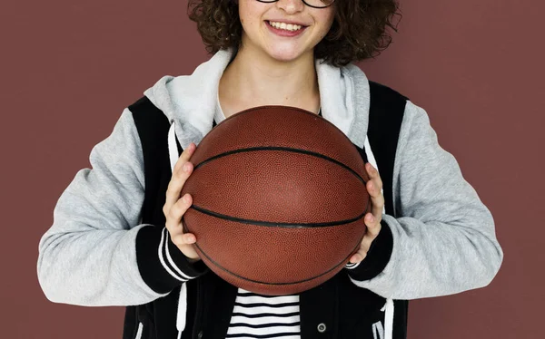 Młoda kobieta z koszykówki — Zdjęcie stockowe
