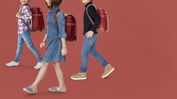 Enfants marchant avec des sacs à dos — Photo