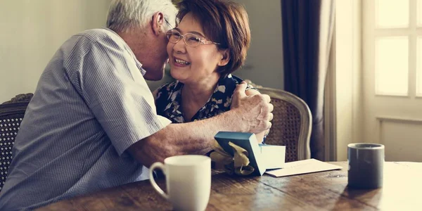 Starší muž dává současné manželce — Stock fotografie