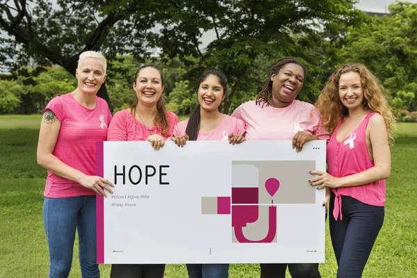 Cinco mulheres sorridentes segurando banner — Fotografia de Stock