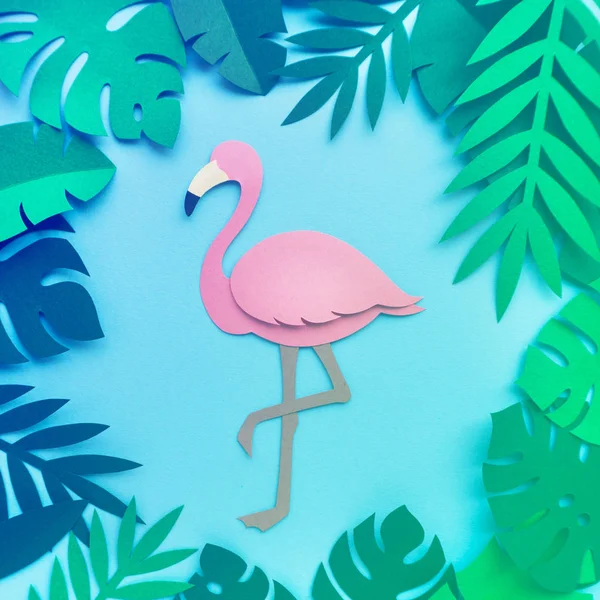 Levelek és origami rózsaszín flamingó — Stock Fotó