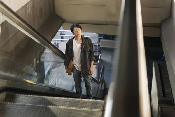 エレベーターでアジア男 — ストック写真
