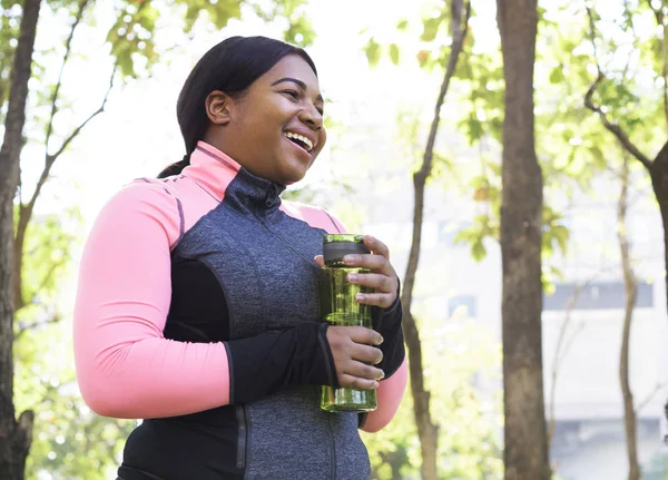 Frau mit Wasserflasche — Stockfoto