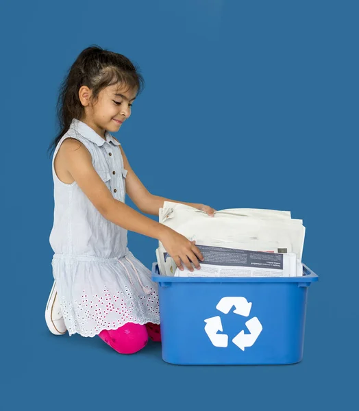 Flicka med recycle box för papper — Stockfoto