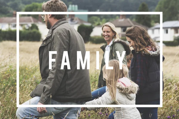 Grande famiglia a piedi nel campo — Foto Stock