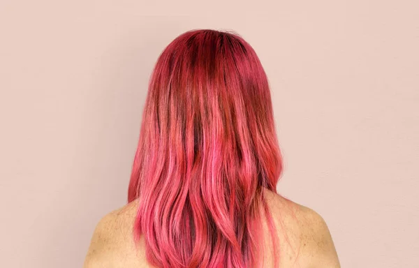 Femme aux cheveux roses — Photo