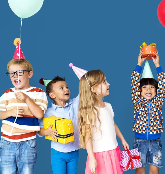 Bambini multietnici sulla festa — Foto Stock