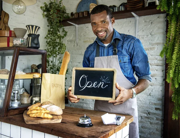 Afrikaanse man aan het werk in bakkerij — Stockfoto