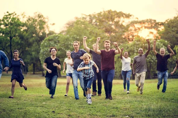 Människor som går i parken — Stockfoto