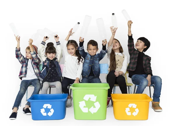 Adorables niños sosteniendo botellas de plástico — Foto de Stock