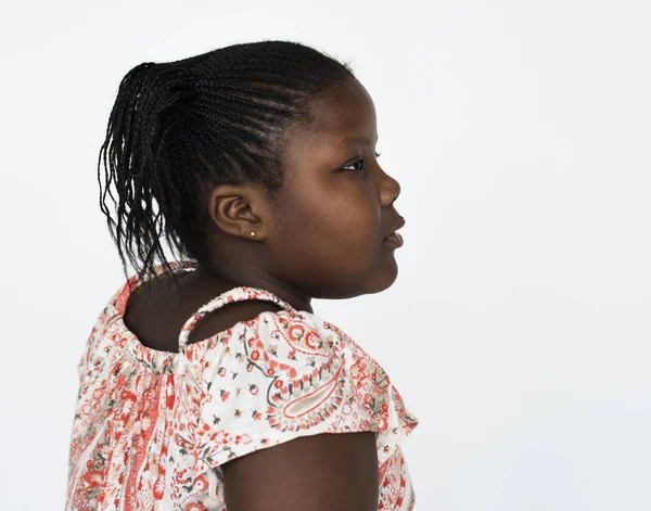 Menina africana com tranças olhando para longe — Fotografia de Stock