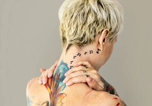 Tatuado loira mulher — Fotografia de Stock