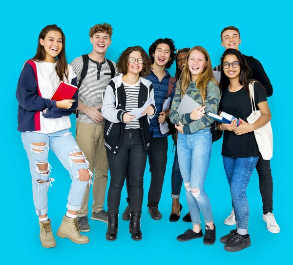 Estudantes sorrindo em pé no estúdio — Fotografia de Stock