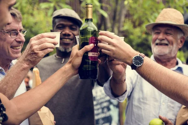 男人在一起喝完酒 — 图库照片